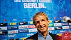 Presentazione ufficiale all'Herta Berlino per Klinsmann. La frase in tedesco significa: "Il futuro appartiene a Berlino". 