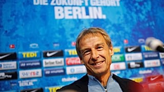 Presentazione ufficiale all'Herta Berlino per Klinsmann. La frase in tedesco significa: "Il futuro appartiene a Berlino".