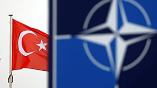 NATO Genel Merkezi ve Türkiye bayrağı