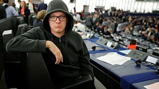 Semsrott propone un plan para evitar los traslados de parlamentarios a Estrasburgo