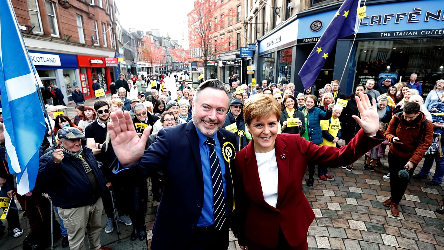 A skót miniszterelnök, Nicola Sturgeon és Alyn Smith Stirling-ben kampányolnak október 30-án