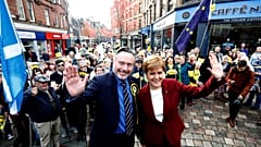 A skót miniszterelnök, Nicola Sturgeon és Alyn Smith Stirling-ben kampányolnak október 30-án