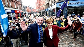 A skót miniszterelnök, Nicola Sturgeon és Alyn Smith Stirling-ben kampányolnak október 30-án