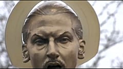 غطاء المرحاض فوق رأس تمثال زلاتان  