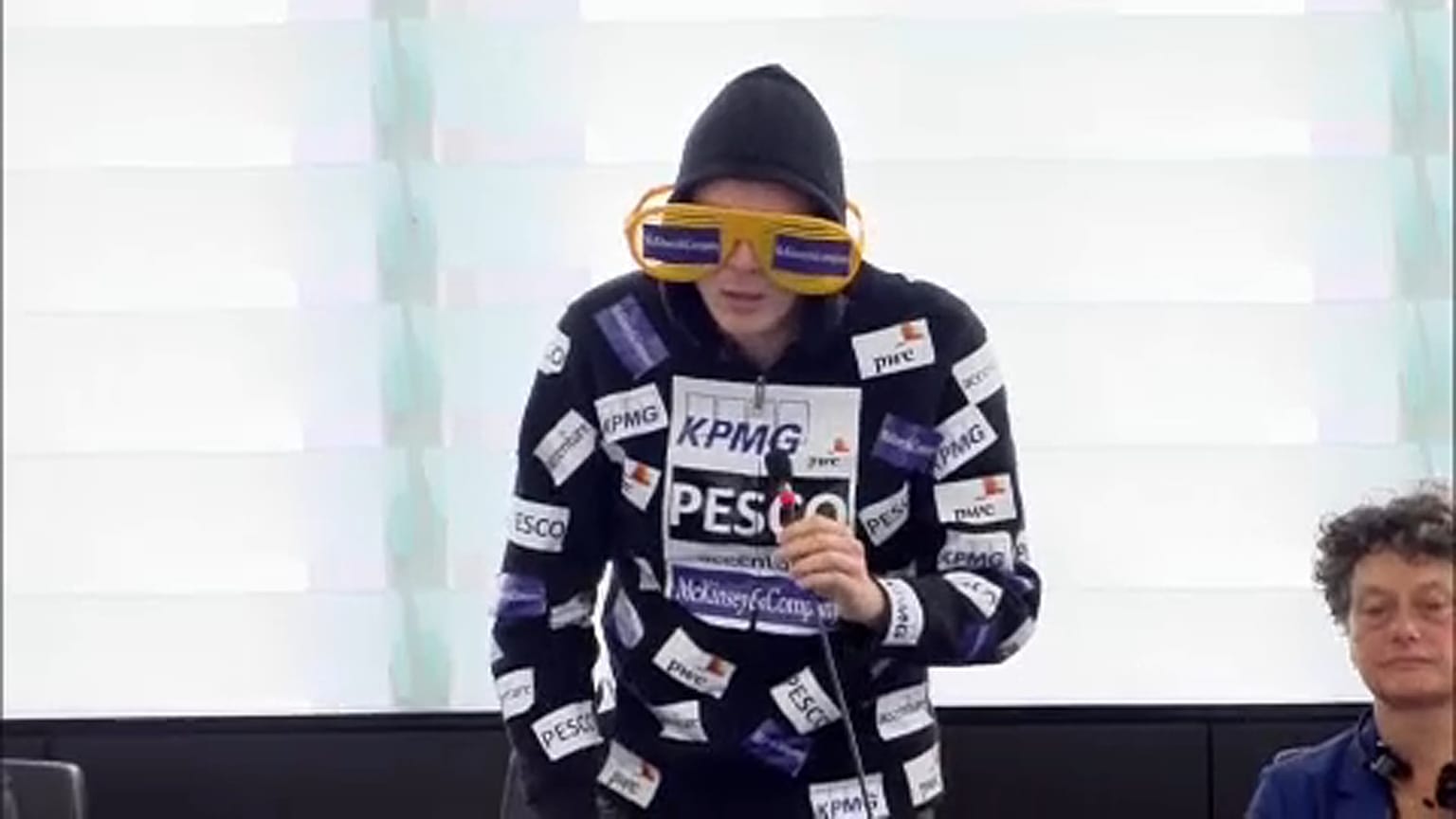 Véget vetne az EP kétlakiságának a kapucnis képviselő