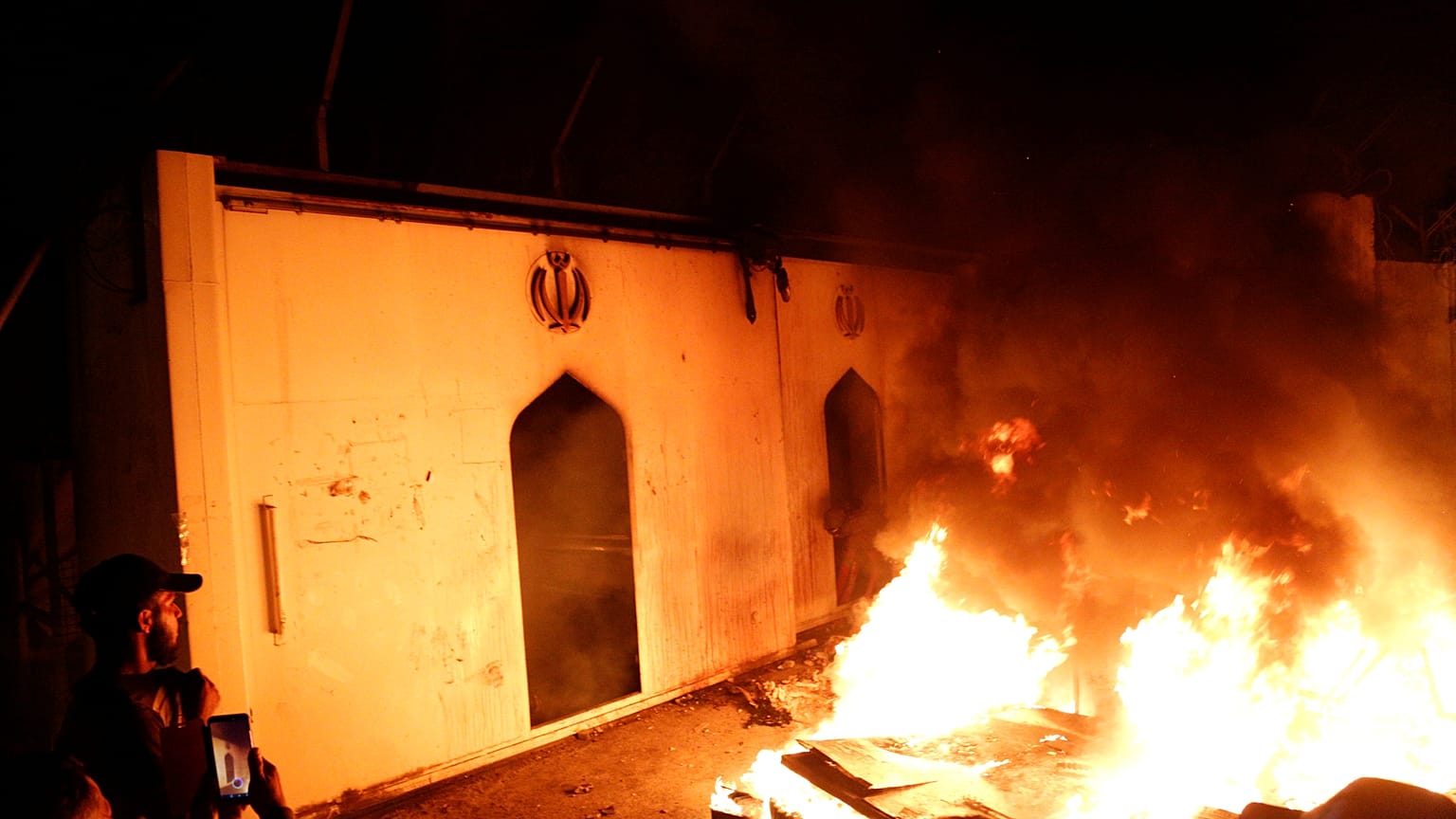Incendian un consulado iraní en una nueva jornada de protestas en Irak