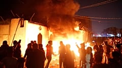 معترضان عراقی کنسولگری ایران در نجف را آتش زدند