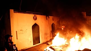 İran'ın Necef Başkonsolosluğu, göstericiler tarafından ateşe verildi