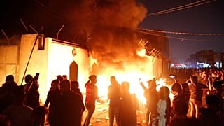 معترضان عراقی کنسولگری ایران در نجف را آتش زدند