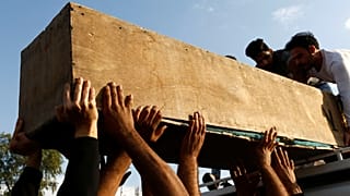 تشييع أحد القتلى الذين سقطوا خلال التظاهرات في النجف 