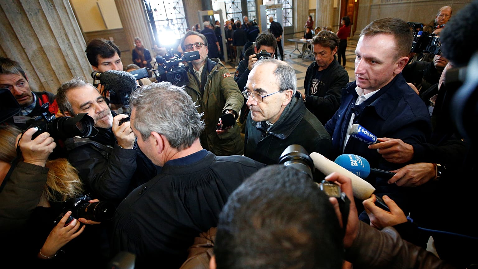 Procès Barbarin : le cardinal admet des erreurs mais conteste sa culpabilité