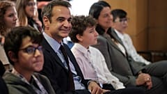 Ο πρωθυπουργός Κυριάκος Μητσοτάκης με μαθητές που διακρίθηκαν στην Ολυμπιάδα Εκπαιδευτικής Ρομποτικής WRO 2019