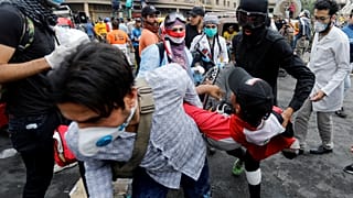 المتظاهرون العراقيون يحملون شخصا مصابا خلال الاحتجاجات المستمرة المناهضة للحكومة في بغداد، العراق، 28 نوفمبر/ تشرين الثاني 2019
