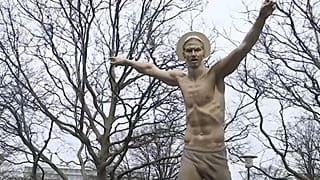 Vécéülőke-állvány lett Zlatan Ibrahimovic szobrából