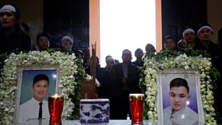مراسم خاکسپاری دو جوان ویتنامی از سرنشینان «کامیون مرگ» 