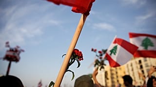 صرخة أمهات لبنانيات بوجه التوتر الطائفي: "ما أغلى من الولد إلا توحيد البلد"
