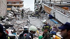 В Албании извлекают из-под обломков людей