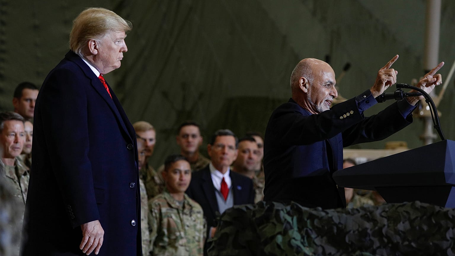 Le président américain Donald Trump écoute le président afghan Ashraf Ghani lors d'une visite surprise en Afghanistan