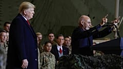 Le président américain Donald Trump écoute le président afghan Ashraf Ghani lors d'une visite surprise en Afghanistan