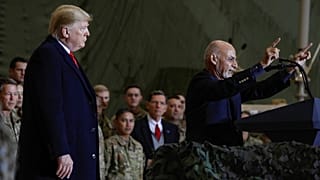 Le président américain Donald Trump écoute le président afghan Ashraf Ghani lors d'une visite surprise en Afghanistan