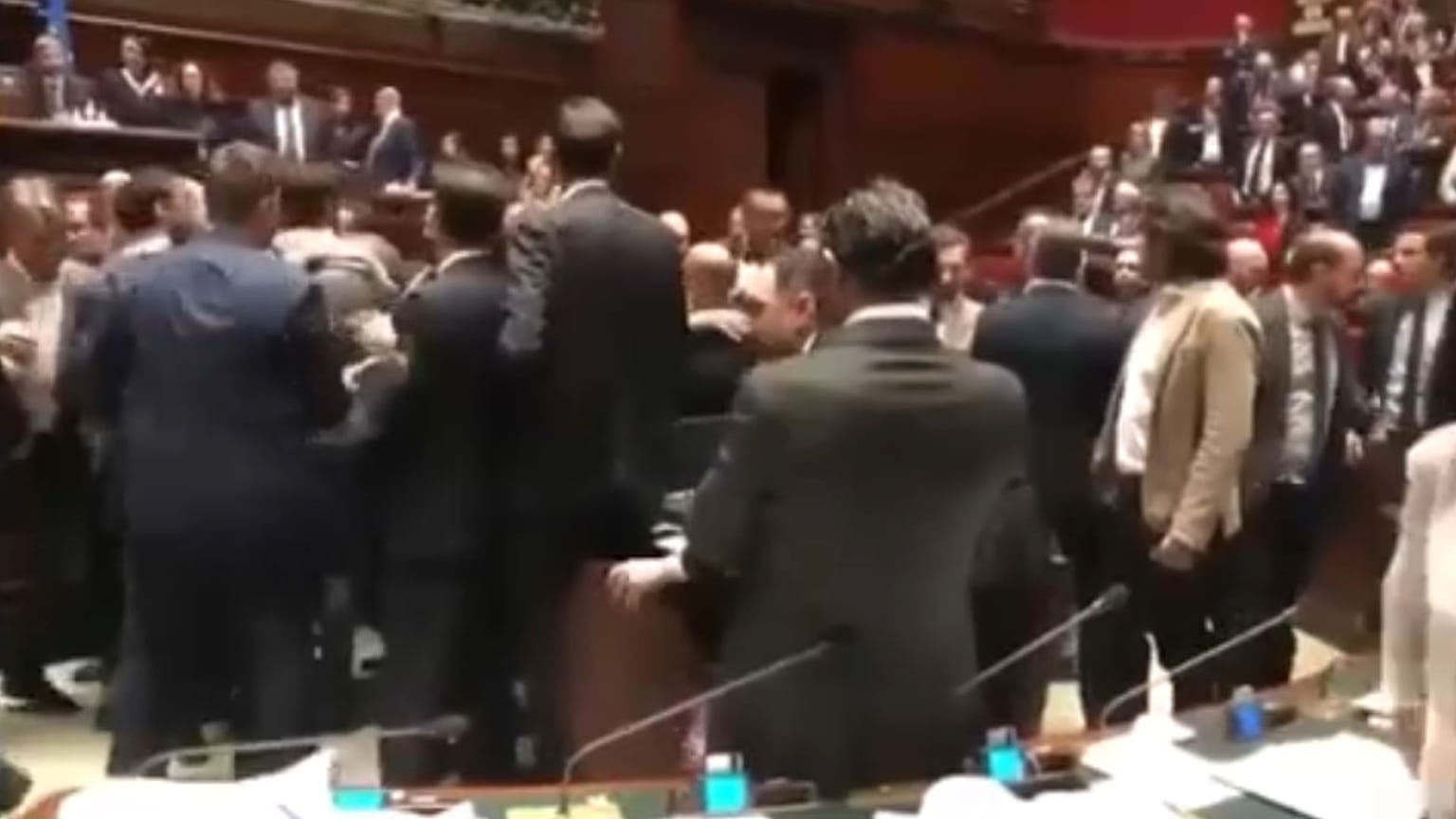 Ρωμαϊκή αρένα η ιταλική βουλή λόγω ESM