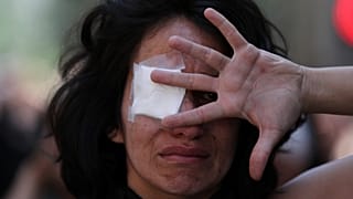 Une femme manifeste en soutien aux personnes ayant perdu un œil dans les manifestations. Santiago, Chili, le 12 novembre 2019