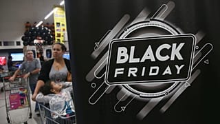 متسوقون يجوبون محلا تجاريا في يوم بلاك فرادياي في مدينة ساوباولو البرازيلية - 2019/11/28 -