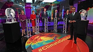Televizyonda iklim tartışmasına katılmayı reddeden Boris Johnson'ın yerine eriyen buz heykel kondu