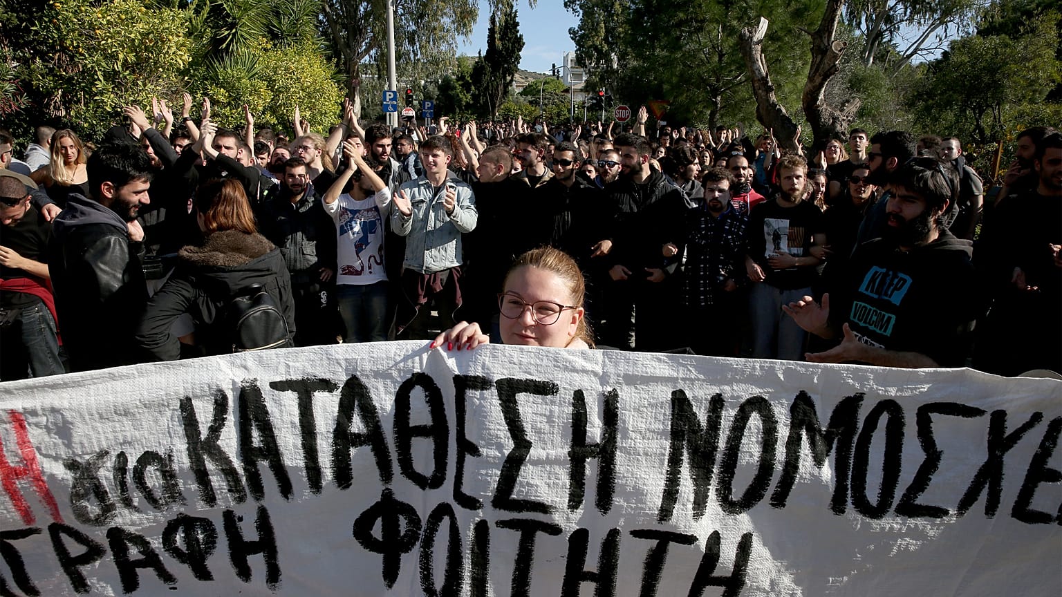Συμπλοκές φοιτητών με τα ΜΑΤ στο Καβούρι 