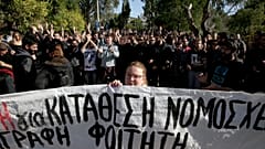 Συμπλοκές φοιτητών με τα ΜΑΤ στο Καβούρι 