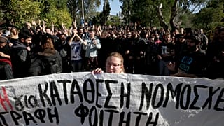 Συμπλοκές φοιτητών με τα ΜΑΤ στο Καβούρι 