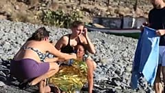 Strandolók segítettek a partot ért menekülteken