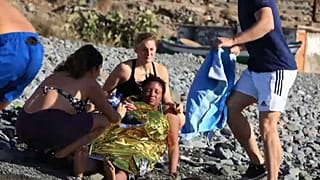 Beim Sonnen von Migranten überrascht