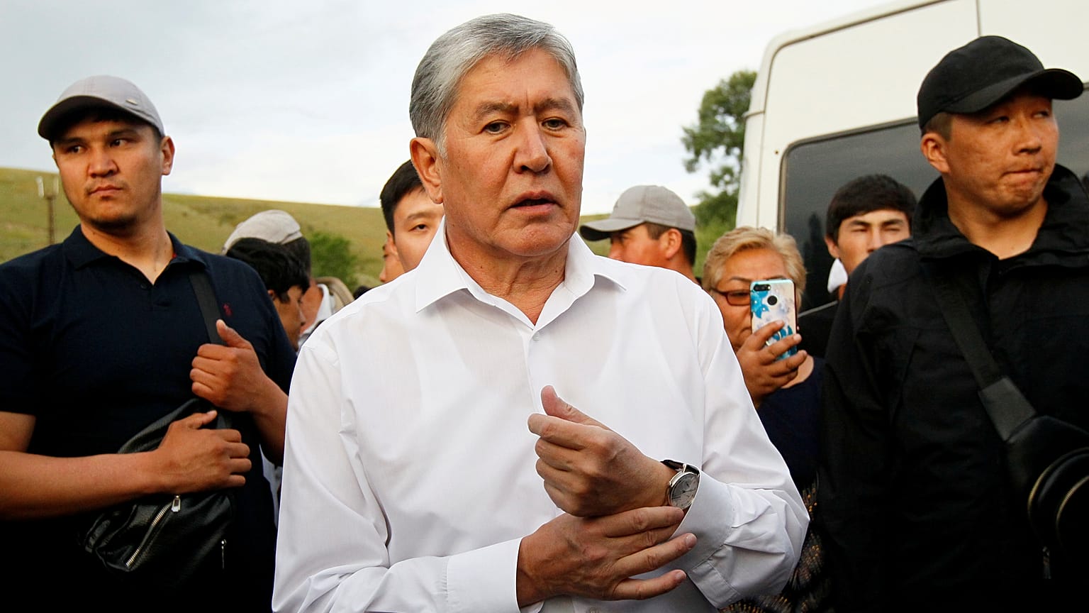 Eski Kırgızistan Cumhurbaşkanı Atambayev 'suçlu serbest bırakma' iddiasıyla hakim karşısına çıktı 