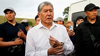 Eski Kırgızistan Cumhurbaşkanı Atambayev 'suçlu serbest bırakma' iddiasıyla hakim karşısına çıktı 