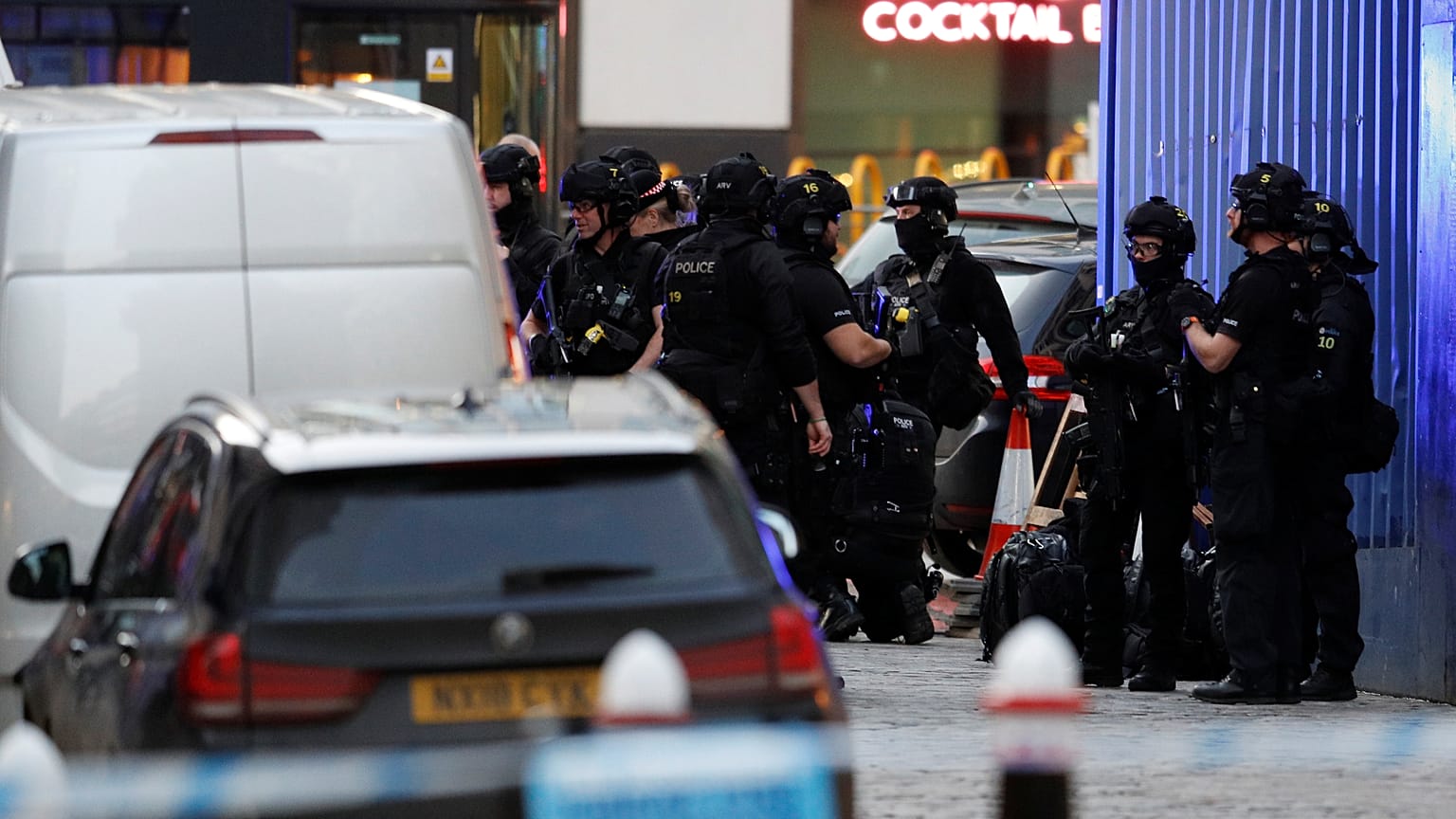 Suspect shot dead by police after attack near London Bridge