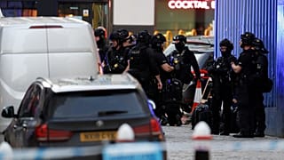 London Bridge'de düzenlenen saldırı sonrası polis müdahale etti