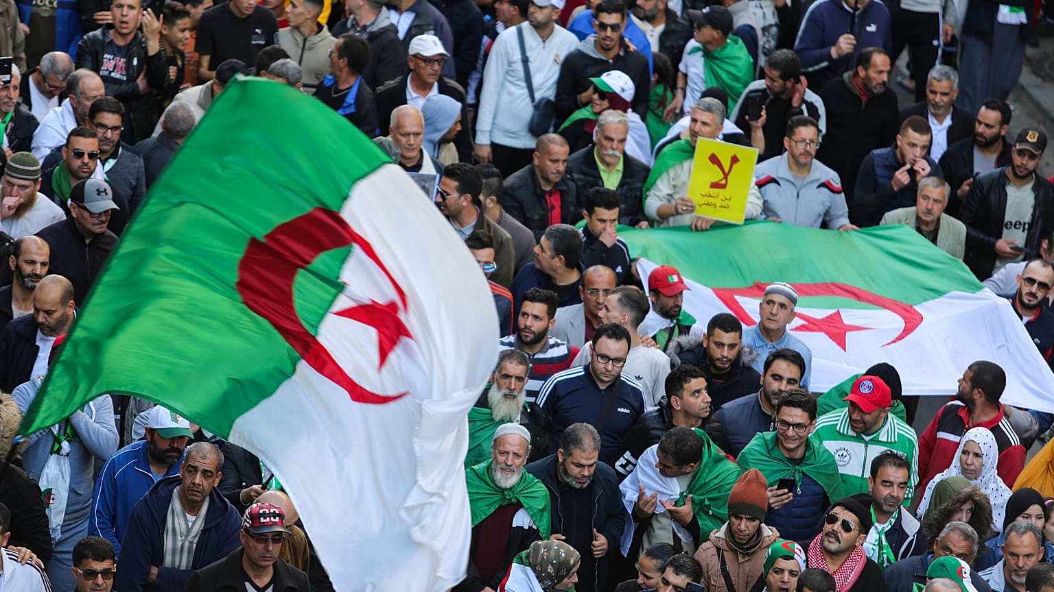 ما الذي يدعو فرنسا لمراقبة الوضع الجزائري عن كثب والتزام الصمت؟