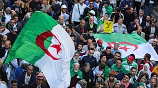 صورة لمتظاهرين يحملون أعلام ولافتات تعبر عن رفضهم للانتخابات الرئاسية في العاصمة الجزائرية