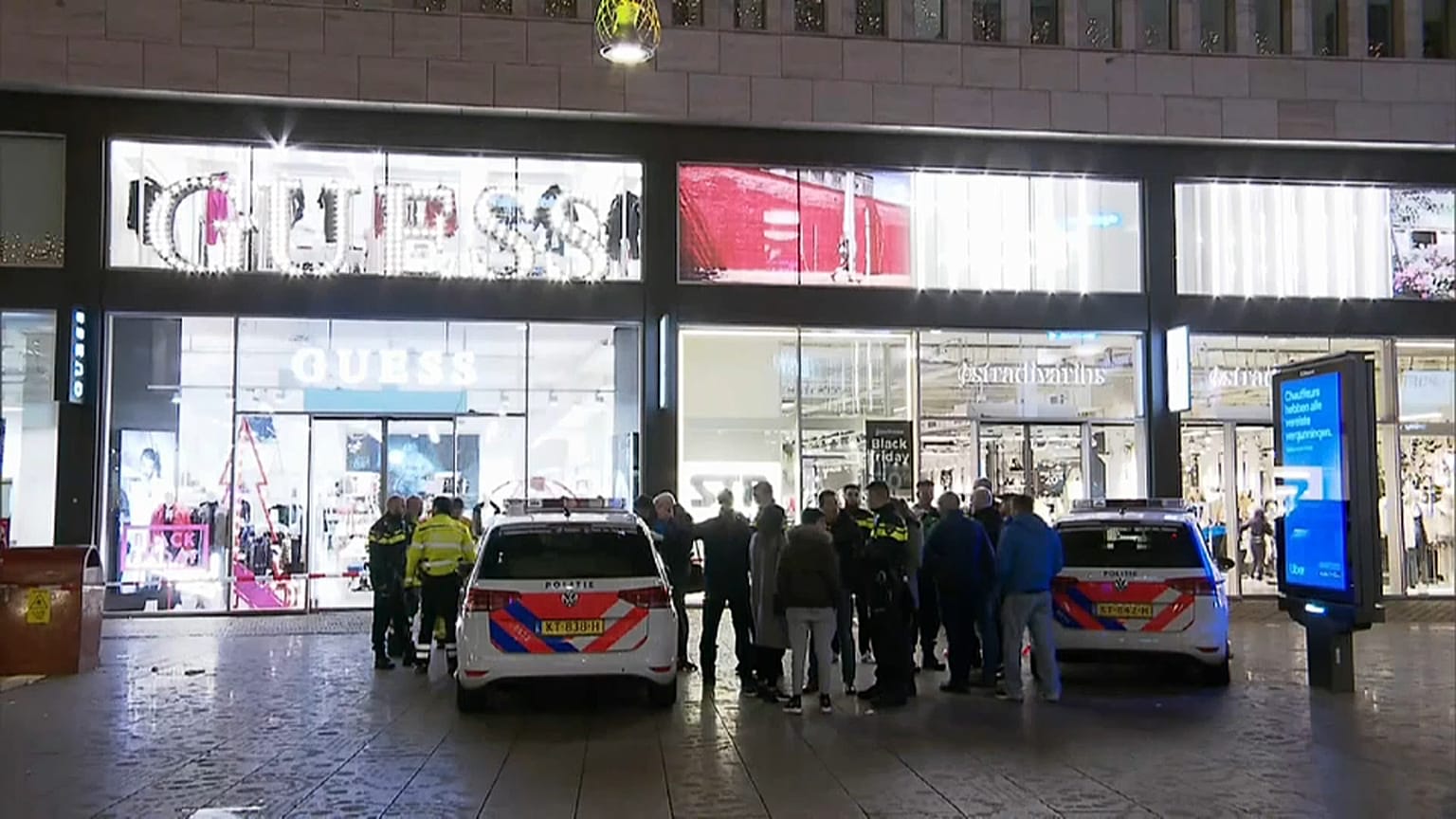 Messerangriff in Den Haag: Täter flüchtig - 2 Mädchen unter Opfern?