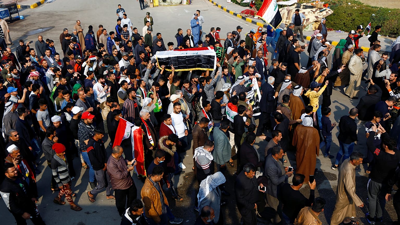 شاهد: مدينة النجف تودع ضحاياها الذين سقطوا برصاص الأمن خلال الاحتجاجات 