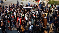 شاهد: مدينة النجف تودع ضحاياها الذين سقطوا برصاص الأمن خلال الاحتجاجات 