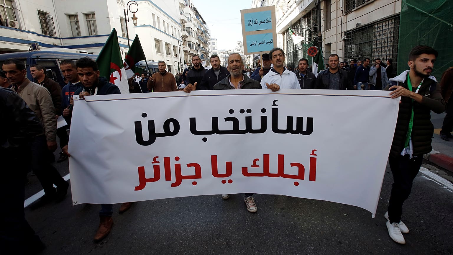 الجزائر: مظاهرات في العاصمة تأييدا للانتخابات الرئاسية