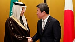 وزير الخارجية الياباني توشيميتسو موتيجي يلتقي الأمير فيصل بن فرحان الفيصل  خلال اجتماع وزراء خارجية مجموعة العشرين في ناغويا_ أرشيف رويترز