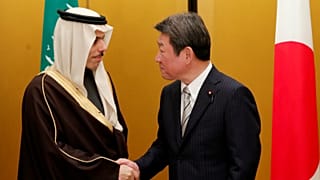 وزير الخارجية الياباني توشيميتسو موتيجي يلتقي الأمير فيصل بن فرحان الفيصل خلال اجتماع وزراء خارجية مجموعة العشرين في ناغويا_ أرشيف رويترز