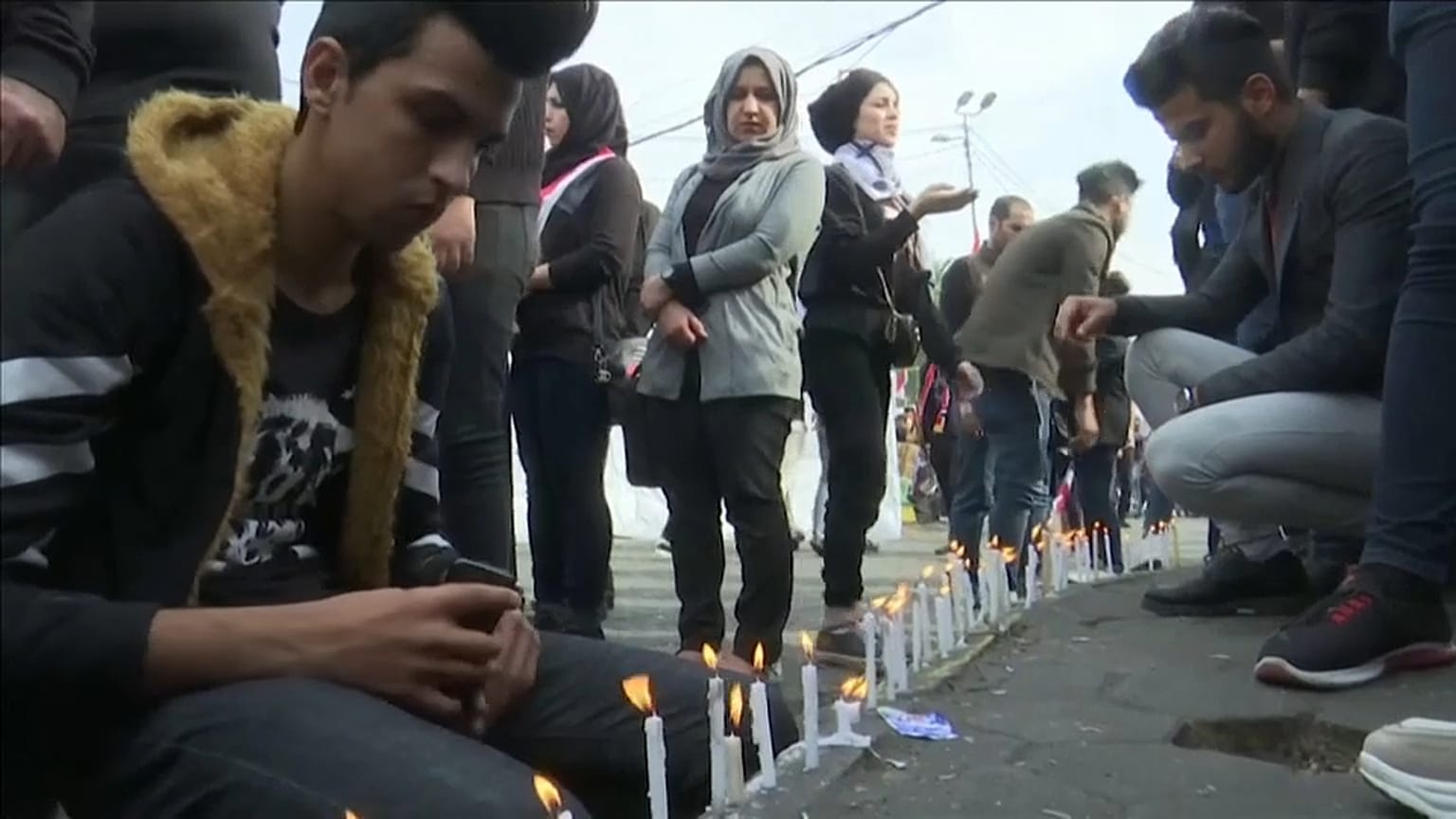 شباب يترحمون على أرواح ضحايا المظاهرات في العراق. بغداد  01-12-19