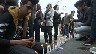 شباب يترحمون على أرواح ضحايا المظاهرات في العراق. بغداد  01-12-19