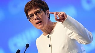 انيغريت كرامب-كارنباور، وزيرة الدفاع الألمانية