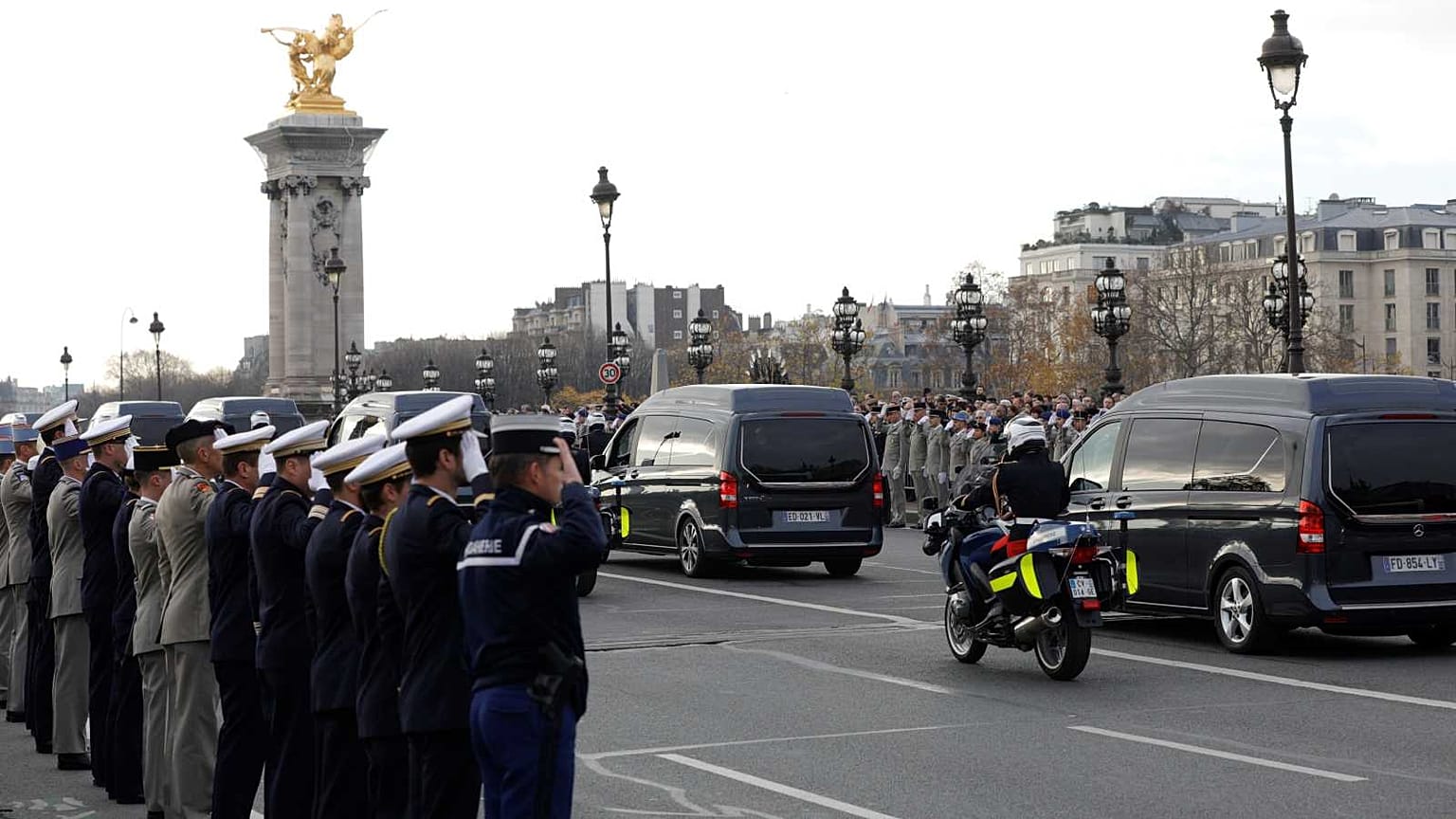 Le convoi funéraire sur le pont Alexandre III à Paris, le 5 décembre 2019