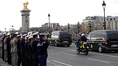 Le convoi funéraire sur le pont Alexandre III à Paris, le 5 décembre 2019
